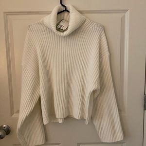*Brand new with tags, cozy white cropped turtle neck sweater from H&M size M